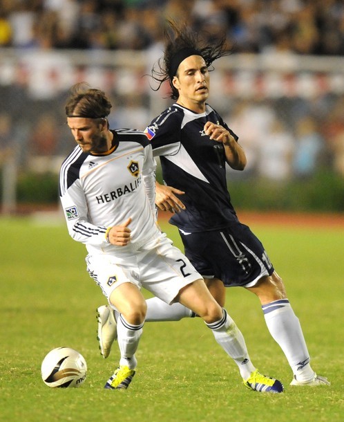 Beckham tranh bóng với Angel Quirado